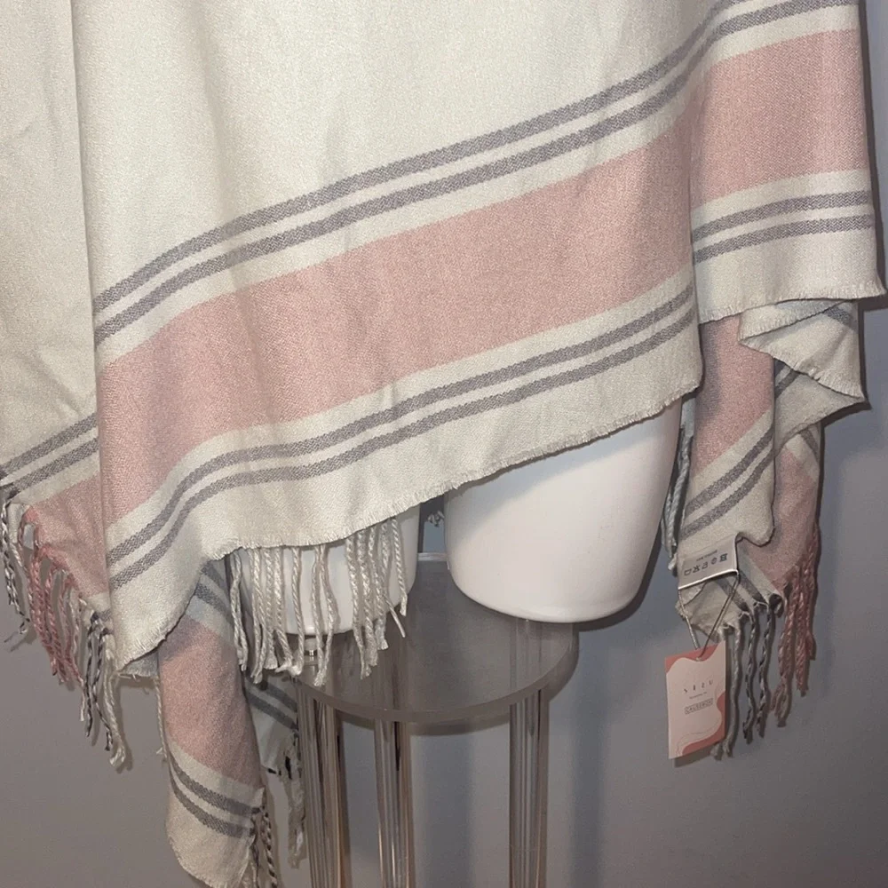 Siizu Causebox Collaboration NWT ladies 100% Viscose fringe wrap.